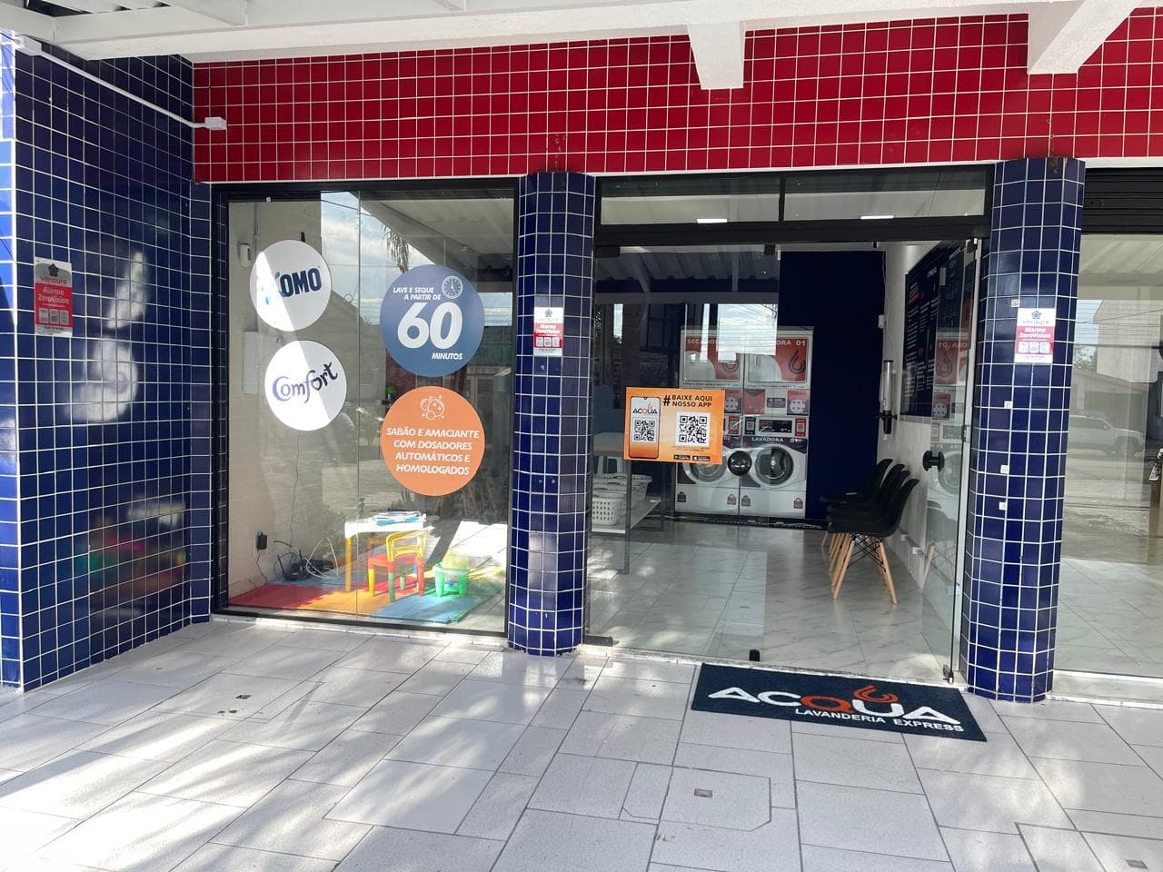 Fachada da Acqua Lavanderia Express na Rua Professor João Doetzer